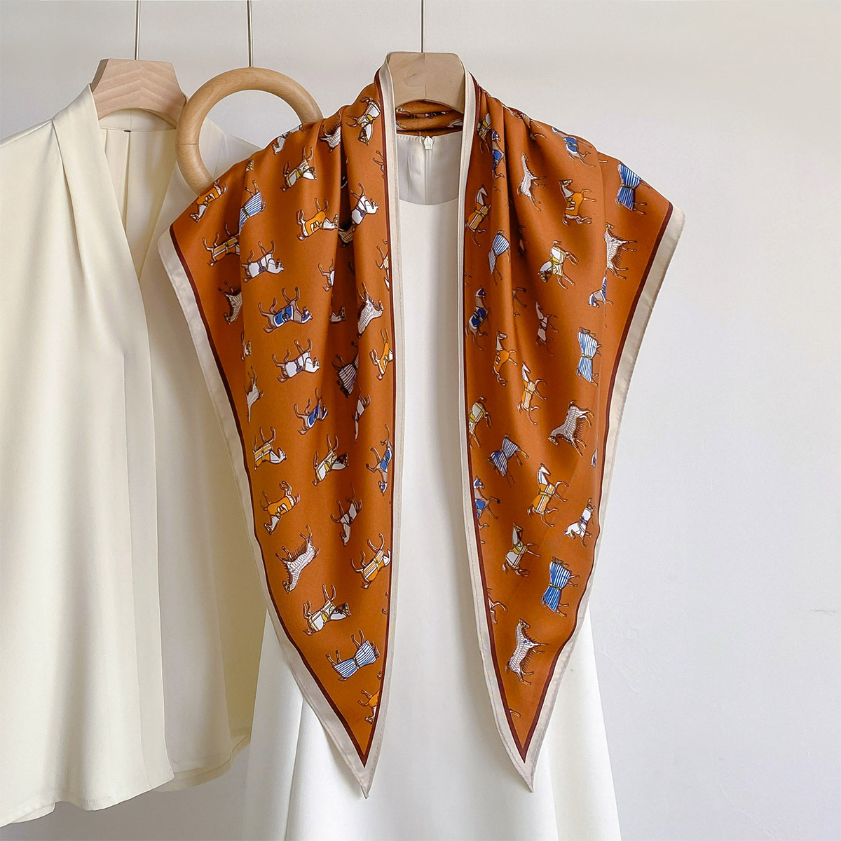 Bandana Multi Way - Modna satynowa trójkątna chusta z nadrukiem