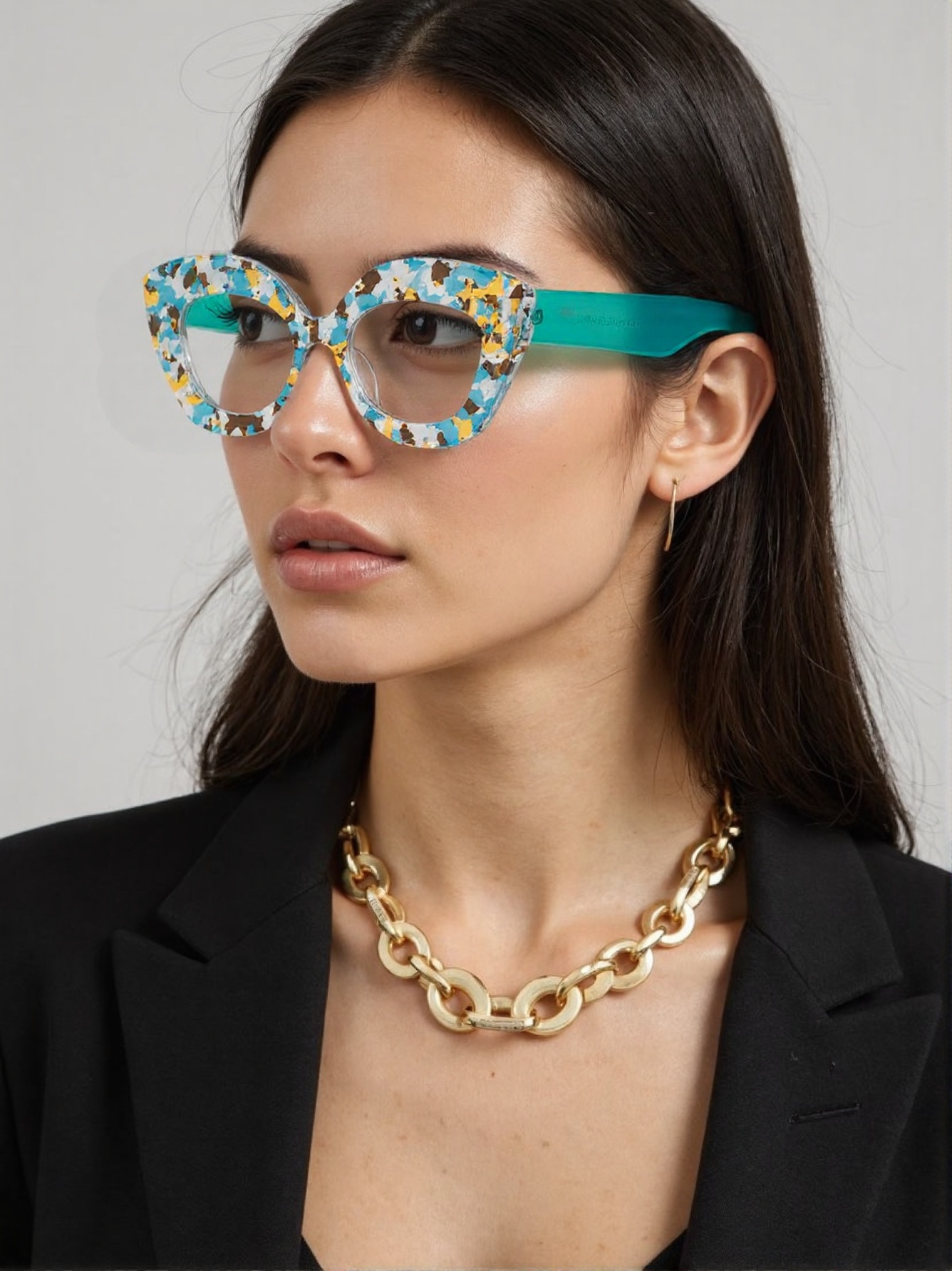 Street Fashion Photography - Duże okulary damskie w stylu kociego